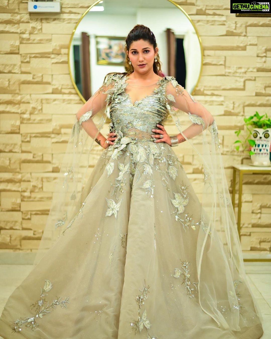 Sapna Choudhary Instagram - "चमकीली लड़की" 🌟 Wearing 👗 @lalitdalmiaofficial #sapnachaudhary #outfits #look #sapnachoudhary #desiqueen #sapnachaudharyharyanvi #haryanviqueen #sapna #positivevibes #positivity #instagood #instagram #thankgodforeverything