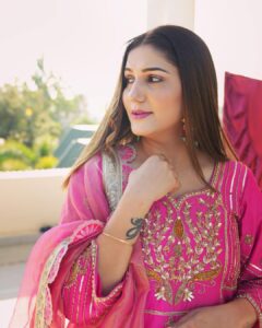 Sapna Choudhary Instagram - "गुलाबो छोरी" 💗

Outfit by: @amanwalia_official 
Styled by: @official_joynarang 

#sapnachaudhary #desiqueen #sapna #sapnaharyanvi #haryanviqueen #sapnachoudhary #positivevibes #thankgodforeverything