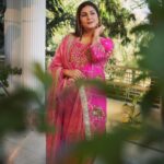 Sapna Choudhary Instagram – “गुलाबो छोरी” 💗

Outfit by: @amanwalia_official 
Styled by: @official_joynarang 

#sapnachaudhary #desiqueen #sapna #sapnaharyanvi #haryanviqueen #sapnachoudhary #positivevibes #thankgodforeverything