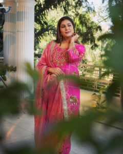 Sapna Choudhary Instagram - "गुलाबो छोरी" 💗

Outfit by: @amanwalia_official 
Styled by: @official_joynarang 

#sapnachaudhary #desiqueen #sapna #sapnaharyanvi #haryanviqueen #sapnachoudhary #positivevibes #thankgodforeverything