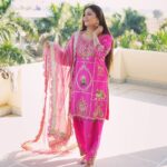 Sapna Choudhary Instagram – “गुलाबो छोरी” 💗

Outfit by: @amanwalia_official 
Styled by: @official_joynarang 

#sapnachaudhary #desiqueen #sapna #sapnaharyanvi #haryanviqueen #sapnachoudhary #positivevibes #thankgodforeverything