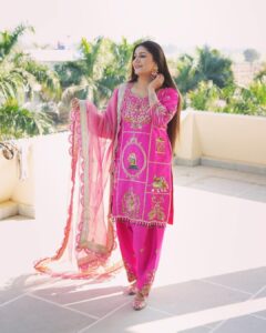 Sapna Choudhary Instagram - "गुलाबो छोरी" 💗

Outfit by: @amanwalia_official 
Styled by: @official_joynarang 

#sapnachaudhary #desiqueen #sapna #sapnaharyanvi #haryanviqueen #sapnachoudhary #positivevibes #thankgodforeverything