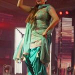 Sapna Choudhary Instagram - नशीले मेरे नैन 👁️ ……💃🏼 @dreamsentertainment99 @vivek_raghavofficial @faristagaurav @reels.doorproduction09 @intralifeindia #sapnachaudhary #sapnaharyanvi #desiqueen #sapnachoudhary #desi #haryana #haryanvi #folksongs #reels #instagood #instagram #intralifemahamegabusinessevent2022 #reelitfeelit #reelkrofeelkro #positivity #positivevibes #performer #liveperformance #thankgodforeverything