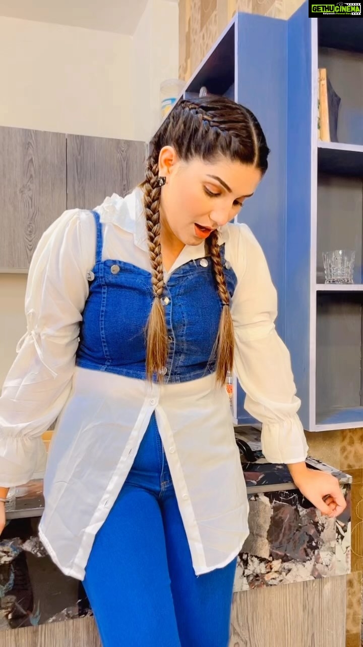 Sapna Choudhary Instagram - वक़्त फँसा सकता है,लेकिन मैं परेशान नहीं हूँ, हालातों से जो हार मान जाए मैं वो इंसान नहीं हूँ……..🤟 #reels #instagood #instagram #mast #life #motivation #goal #desi #desiqueen #sapnachaudhary #sapnachoudhary #sapnaharyanvi #haryana #haryanvi #positivity #positivevibes #thankgodforeverything