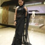 Sapna Choudhary Instagram – हाँ हमें “काला” बेहद पसन्द है , मगर दिल ❤️ में नही ….

Outfit by @ratnavati_collection09 

#instagood #blackgirlmagic #blacksaree #sapnachaudhary #sapnachoudhary #sapnaharyanvi #desiqueen #desi #blacklove #positivevibes #positivity #thankgodforeverything