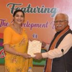 Sapna Choudhary Instagram - माननीय मुख्यमंत्री मनोहर लाल जी से मुलाक़ात हुई..हरियाणा में फिल्म सिटी और फिल्म एंड एंटरटेनमेंट पालिसी को लेकर सीएम साहब से चर्चा हुई. #cm #haryana #haryanvi #desigirl #desi #sapnachaudhary #sapnachoudhary #positivevibes #positivity #thankgodforeverything