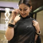 Sapna Choudhary Instagram – हाँ हमें “काला” बेहद पसन्द है , मगर दिल ❤️ में नही ….

Outfit by @ratnavati_collection09 

#instagood #blackgirlmagic #blacksaree #sapnachaudhary #sapnachoudhary #sapnaharyanvi #desiqueen #desi #blacklove #positivevibes #positivity #thankgodforeverything