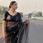 Sapna Choudhary Instagram – ज़िंदगी प्यार का गीत है,इसे हर दिल ❤️ को गाना पड़ेगा ☺️

Wearing 👗 @the_haelli 

@parhladphagna @iamsukhbirgill @b_paras_official @meenakshi_panchal88 @iamyashbayla @dreamsentertainment99 

#sapnachaudhary #sapnachoudhary #sapna #sapnachaudharyharyanvi #sapnaharyanvi #desigirl #desiqueen #trendingreels #treanding #newsong #instagood #instagram #reelkarofeelkaro #reelitfeelit #positivity #positivevibes #thankgodforeverything