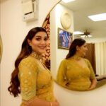 Sapna Choudhary Instagram - ये मोहब्बत है जनाब कितनी भी तकलीफ दे मगर सुकून भी उसी की बाहों में मिलता है। ❤️ Outfit by @lalitdalmiaofficial Jewellery by @ratnavati_collection09 #lengha #look #yellow #colourful #stage #fanlove #celebrity #sapnachaudhary #desiqueen #desi #workhard #positivevibes #positivity #goat #goodvibes #haryana #haryanvi #reels #reelitfeelit #reelsinstagram #reelsvideo #reelkarofeelkaro #thankgodforeverything