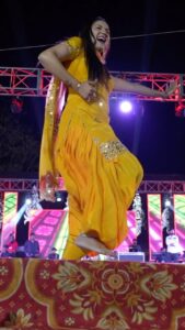 Sapna Choudhary Instagram - "तुना तुना" 💃🏼

"Hookstep" पर reel बनाओ ओर हमे tag करो 😊

@tseriesofficialharyanvi 
@faristagaurav 
@oyelaksy 

#sapnachaudhary #desiqueen #sapnachoudhary #haryanviqueen #sapna #sapnaharyanvi #sapnachaudharyharyanvi #outnow #newsong #haryanvi #haryana #reel #instagood #positivity #positivevibes #thankgodforeverything