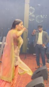 Sapna Choudhary Instagram - पैसे 🤑 देके view बढ़वाने की आदत हमारी नही है, थोड़ा या ज़्यादा जितना भी प्यार मिलेगा हमें organic चाहिए …….! 
शुक्रिया अपने गाने को इतना प्यार देने के लिए 🥳

#organic #desi #haryanvi #haryana #song #treanding #treandingreels #reels #reelsinstagram #reelitfeelit #reelkarofeelkaro #reel #beingdesi #proudtobeharyanvi #desiqueen #sapnachaudhary #positivity #positivevibes #workhard #thankgodforeverything
