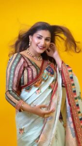 Sapna Choudhary Instagram - When in doubt, wear a saree….😍

Outfit by @vastrachhaya 
Jewellery by @ratnavati_collection09 

#reelkrofeelkro #reelitfeelit #saree #sareelove #colourful #desiqueen #desigirl #sapnachaudhary #positivevibes #thankgodforeverything