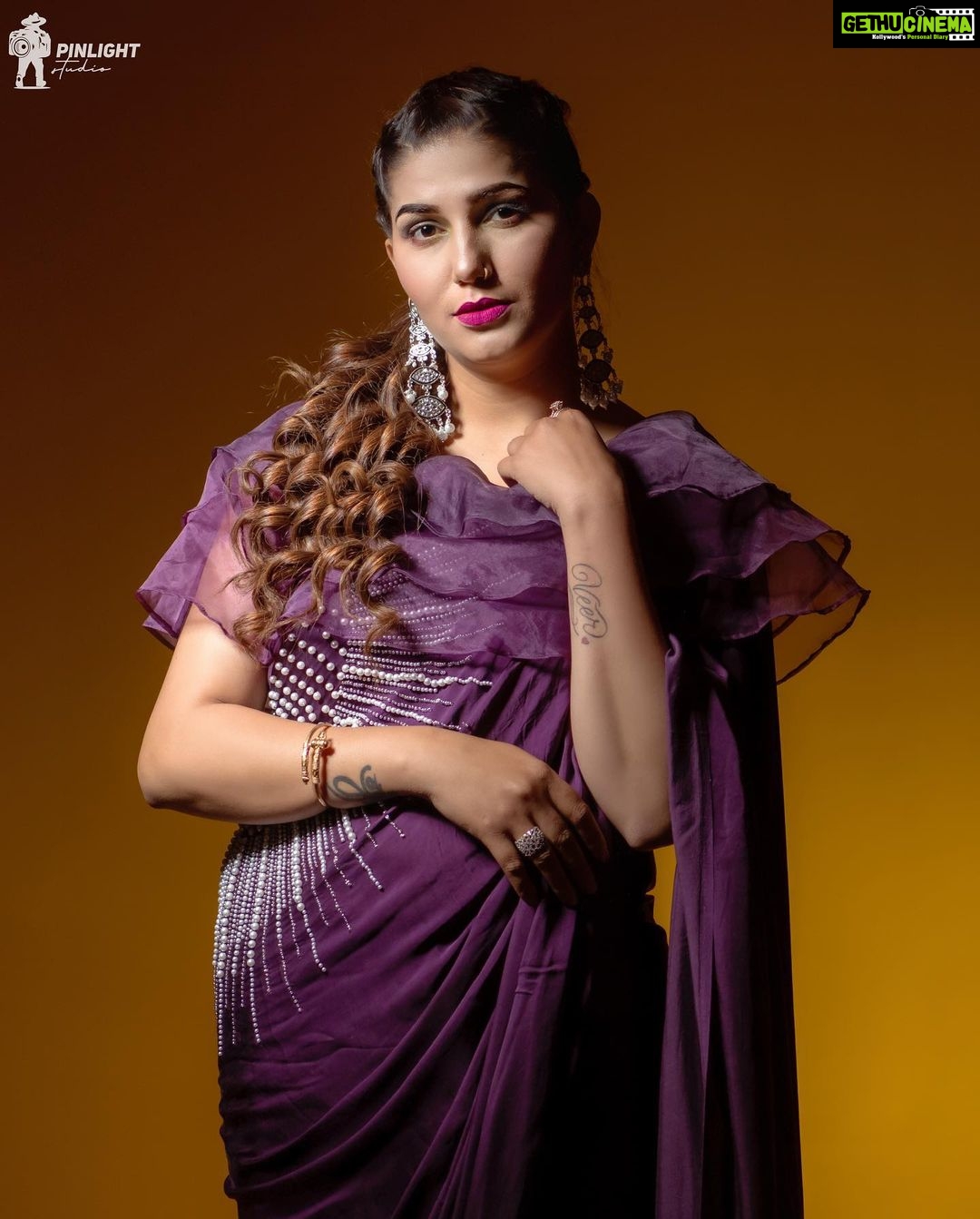 Sapna Choudhary Instagram - Be like a butterfly 🦋 always beautiful but hard to catch……: Outfit by @atulsingh_designer @themalikcouture Jewellery @ratnavati_collection09 #saree #sareelove #sareedraping #sareefashion #colorful #outfitoftheday #indianwear #fashion #happy #vibes #positivity #positivevibes #pose #goat #desiqueen #sapnachaudhary #beingdesi #haryana #workhard #thankgodforeverything