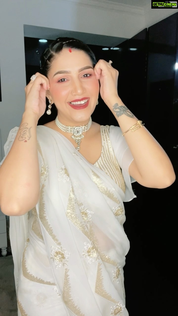 Sapna Choudhary Instagram - As free as a bird 🦅,as wild as a lovers loves. Saree by @ratnavati_collection09 #sareelove #white #indianlook😍 #desiqueen #sapnachaudhary #lovequotes #positivevibes #thankgodforeverything #reelkrofeelkro #trending