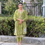 Sapna Choudhary Instagram – Be a soul who finds beauty in everything….🥰

Outfit by @ratnavati_collection09 

#suit #suitlover #colorful #lookoftheday #green #sapnachaudhary #desiqueen #desigirl #workhard #positivevibes #positivity #thankgodforeverything
