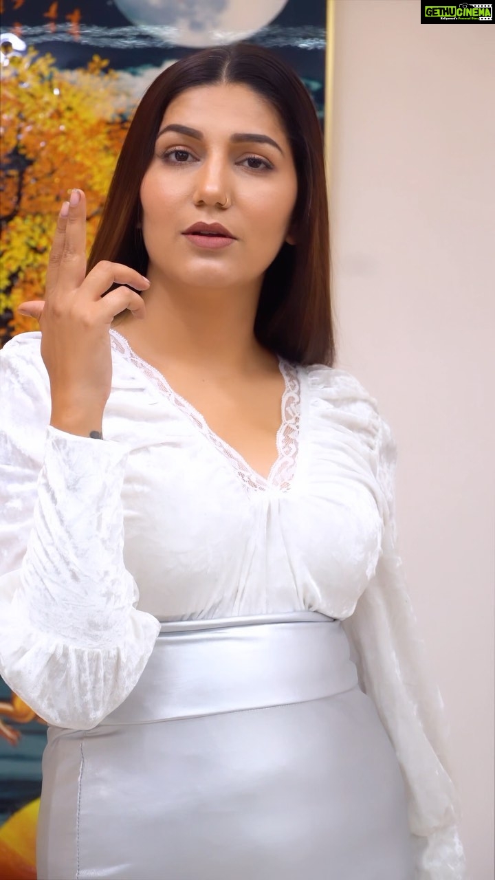 Sapna Choudhary Instagram - "DNA म्हारा लड़ाकू" 🤨 Daaku 🥷🏼 @iam_semicolon @gpjiworld Starring- @akash_rana315 & @itssapnachoudhary Music - @bamboobeatofficial Video - @sega.productions Director - @mpsega Project - @wedigitalofficial Produced by - @sajjanduhan Publicity Designs - @sega.designs_ #daaku #sapnachaudhary #haryanvisong #haryanvi #sapnachoudhary #desiqueen #sapna #haryanviqueen #sapnachaudharyharyanvi #sapnaharyanvi #desigirl #positivity #positivevibes #thankgodforeverything