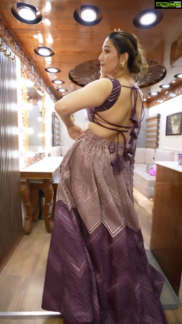 Sapna Choudhary Instagram - बॉम्बे आला fashion 👗 Outfit by @atulsingh_designer #sapnachaudhary #desiqueen #reelsinstagram #sapnachoudhary #sapnachaudharyharyanvi #haryanviqueen #sapna #newsong #sapnaharyanvi #positivity #positivevibes #thankgodforeverything