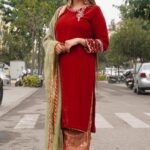 Sapna Choudhary Instagram - ये कह कर सितमगर ने ज़ुल्फ़ों को झटका, बहुत दिन से दुनिया परेशाँ नहीं है। Outfit by @amanwalia_official Styled by @official_joynarang @tseriesofficialharyanvi @masoomsharmaofficial #sapnachaudhary #desiqueen #haryanviqueen #sapnachoudhary #sapnaharyanvi #sapnachaudharyharyanvi #positivevibes #positivity #thankgodforeverything