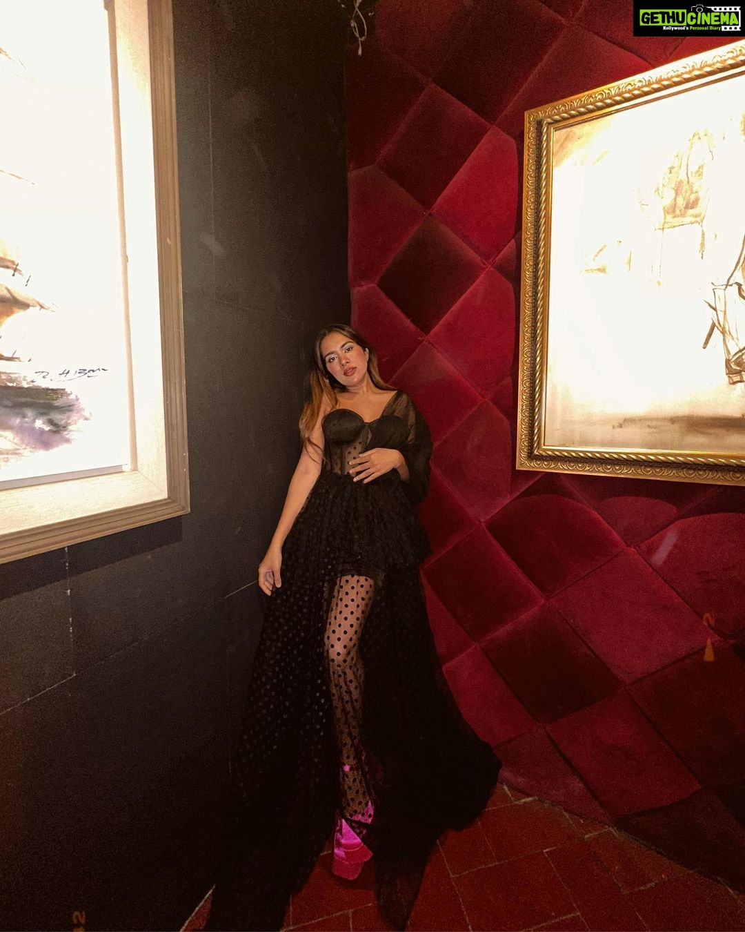 Sara Gurpal Instagram - #SaraKehndi I wore my favourite gown from @thessarasshop in Delhi for an event that’s it !!