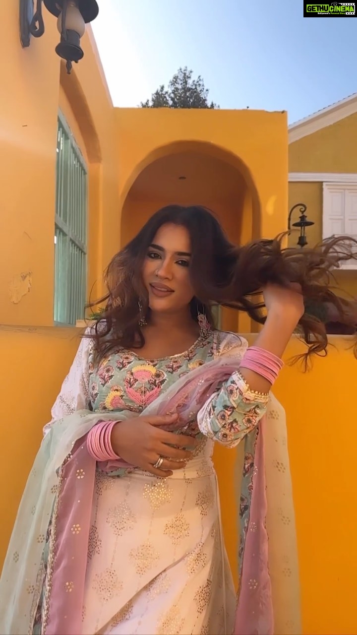 Sara Gurpal Instagram - #SaraKehndi Just a good day 🧿❤️