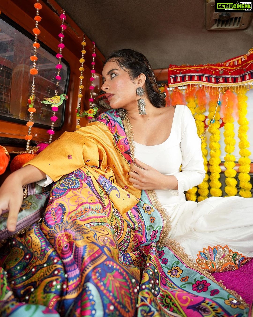 Sara Gurpal Instagram - The new Basira collection is now live at @thessarasshop. Check it out . . . 📸@maniksharma.cc Vocals : @alibrothersofficial Make up ; @makeupbyshubhdeepgill Concept n styling : @simran_k_15 Accessories: @theurbanglitter Make up second Half: @kritikaaguptaa_ Hair : @offcial.hairstylist_harry