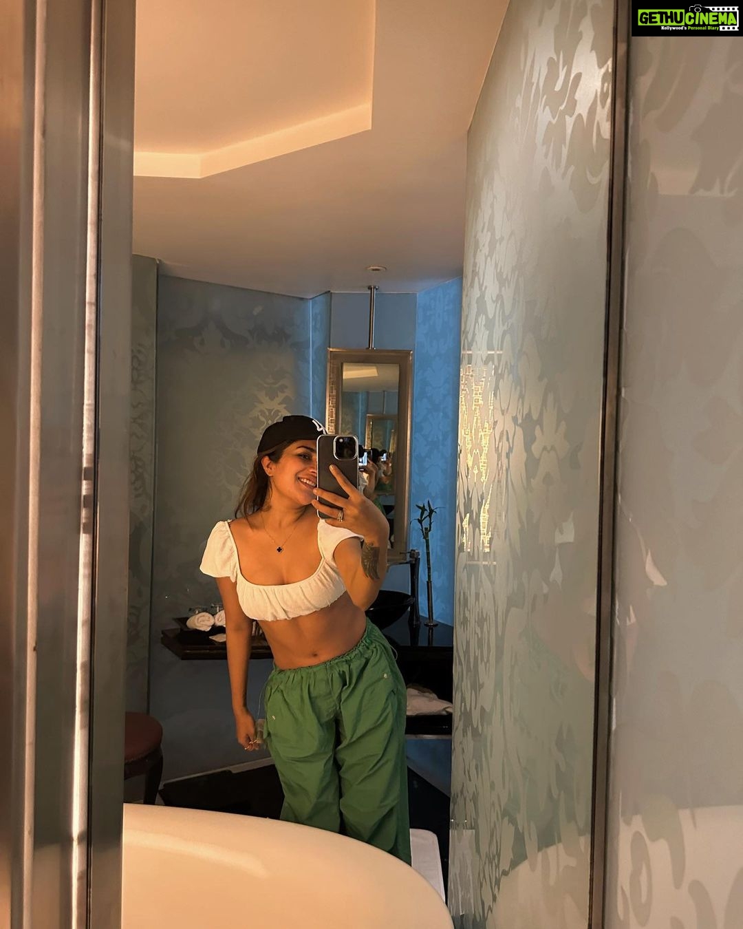 Sara Gurpal Instagram - #Sarakehndi can you guess My favourite city in India ???