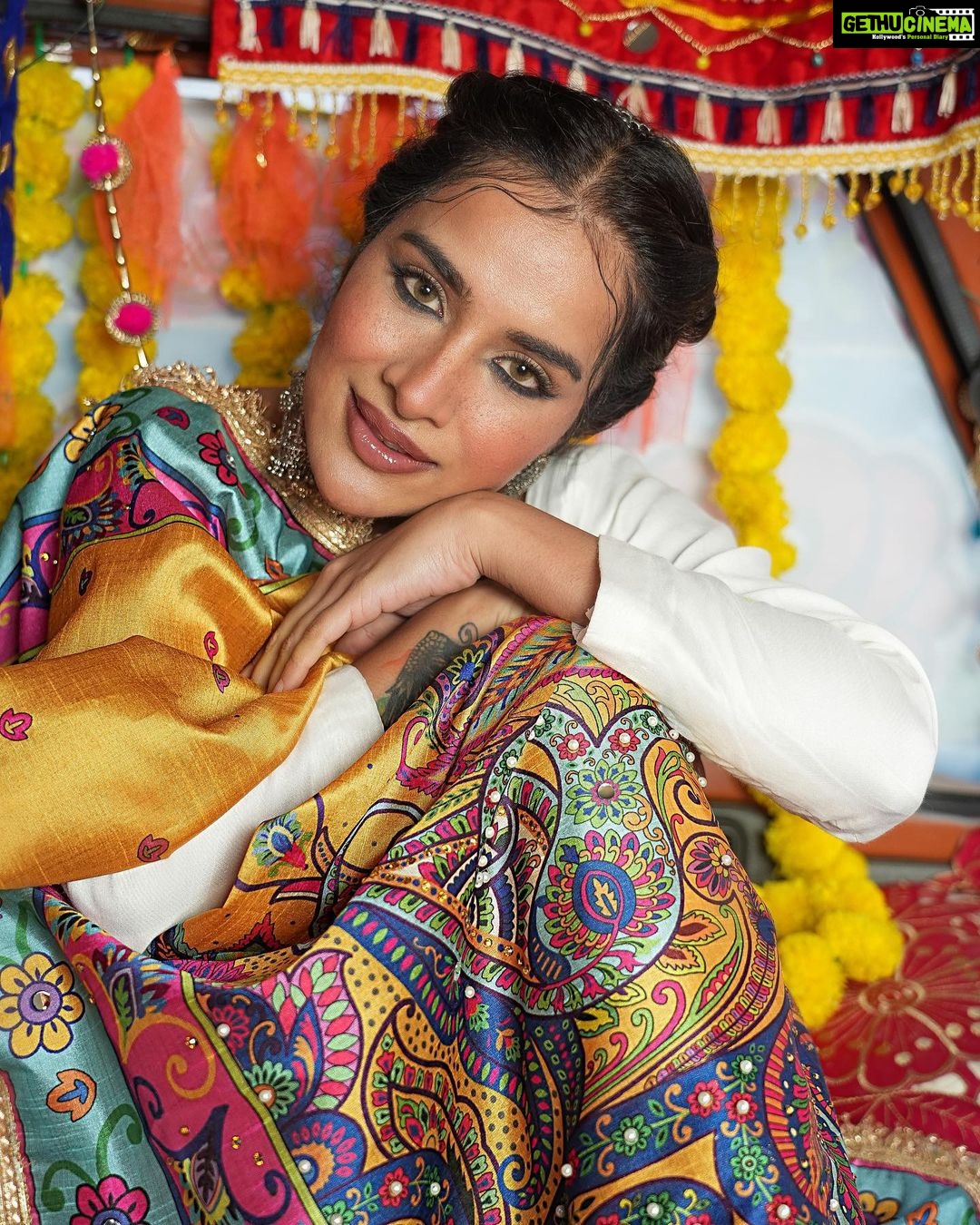 Sara Gurpal Instagram - The new Basira collection is now live at @thessarasshop. Check it out . . . 📸@maniksharma.cc Vocals : @alibrothersofficial Make up ; @makeupbyshubhdeepgill Concept n styling : @simran_k_15 Accessories: @theurbanglitter Make up second Half: @kritikaaguptaa_ Hair : @offcial.hairstylist_harry