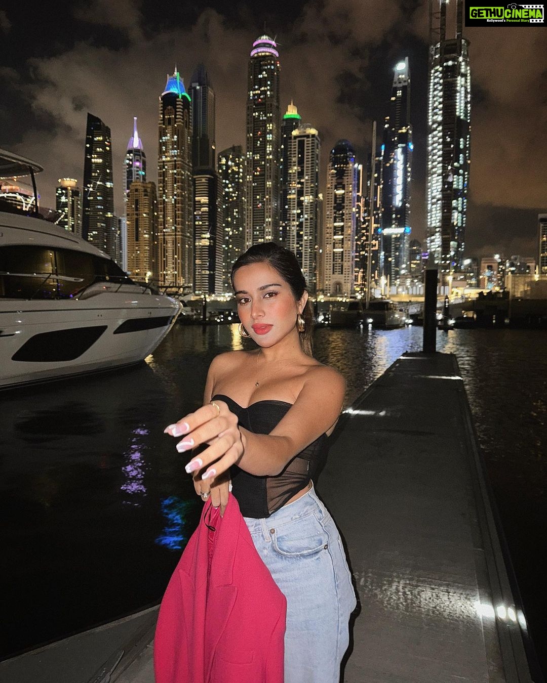 Sara Gurpal Instagram - #SaraKehndi Can you guess the location?? @chiaraking I will see you in London now ! Ugh