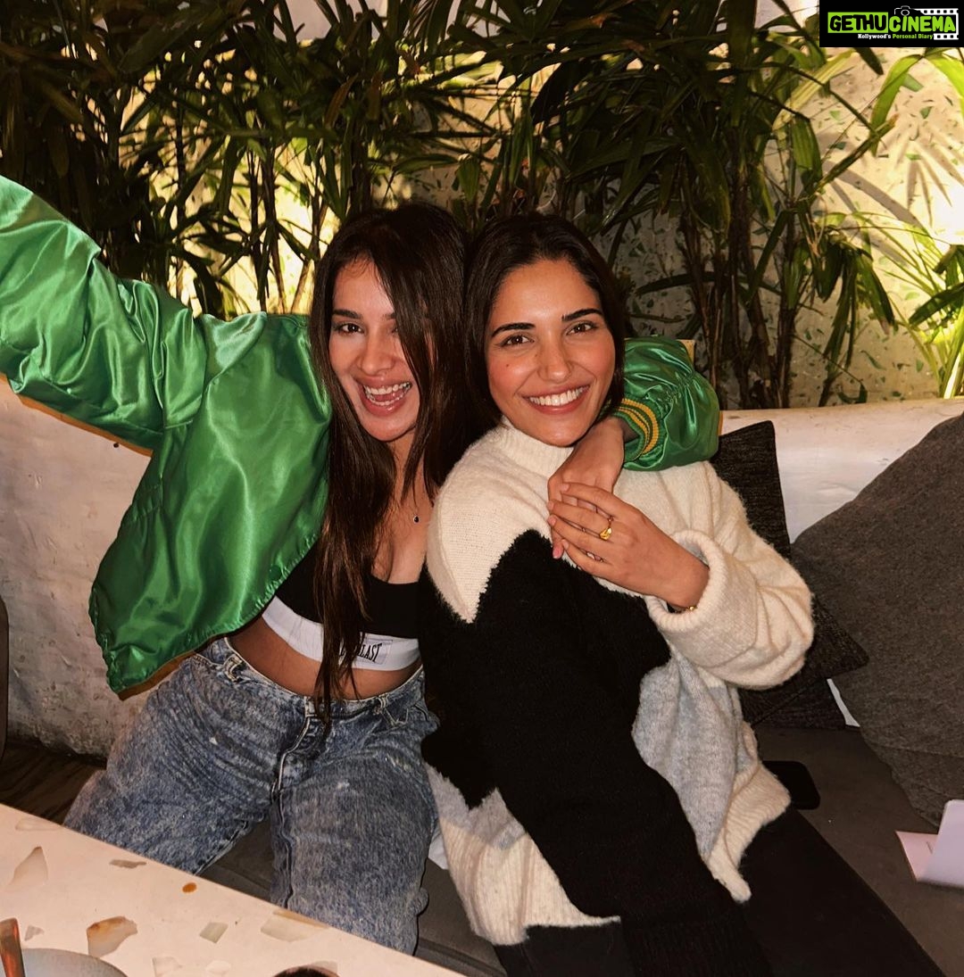 Sara Gurpal Instagram - #Sarakehndi The real flex is having real friends @ruhanisharma94 🪄 Far Away from Everyone