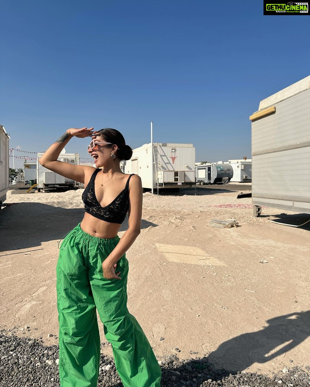 Sara Gurpal Instagram - #Sarakehndi what’s the time ?? DOHA - Qatar