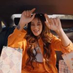 Sara Gurpal Instagram - Life is one and bring smile on the faces as much as you can by doing small gestures😇 The smile is real and my another #1MinMusic - Trippy Trippy is out now 🤗 💕 Go and give love to all ❤️ Lyrics/composer - @kushagrathakurofficial Music - @showkidd.music Director - @ahenmusic D.O.P. - @dopvishalsharma Edit by: @officialharshchopra Special thanks to @eypcreations