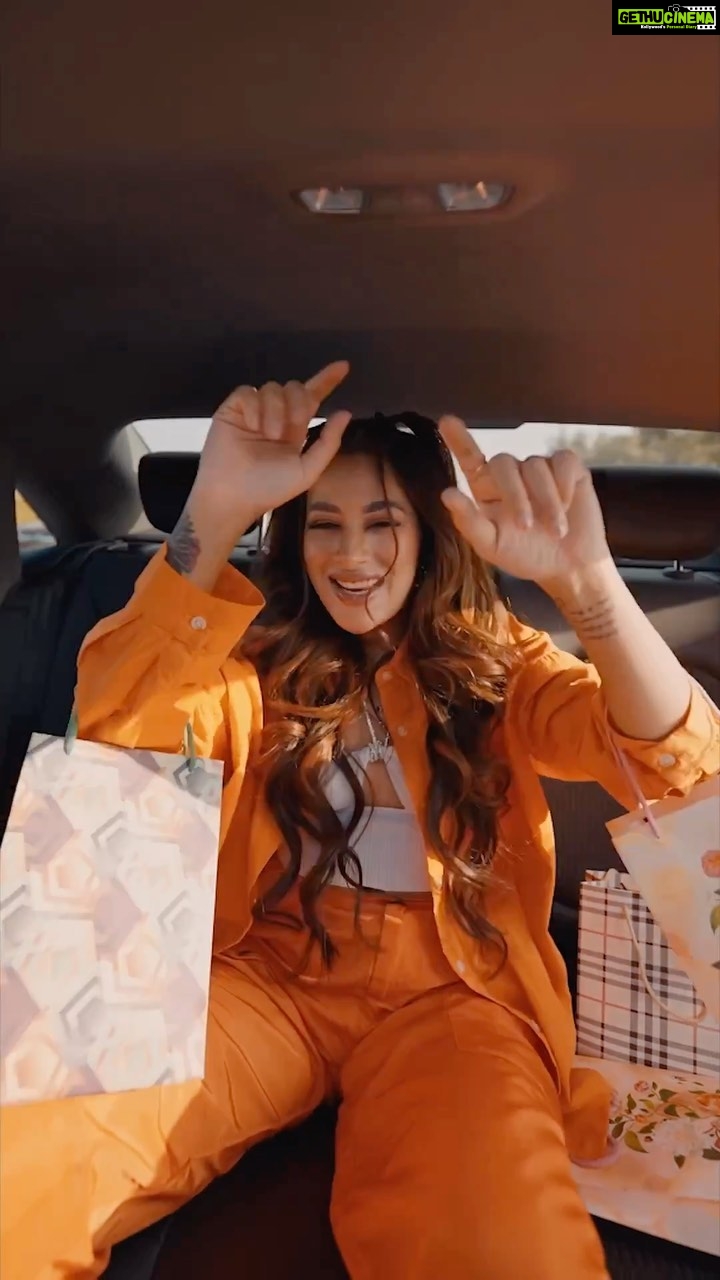 Sara Gurpal Instagram - Life is one and bring smile on the faces as much as you can by doing small gestures😇 The smile is real and my another #1MinMusic - Trippy Trippy is out now 🤗 💕 Go and give love to all ❤️ Lyrics/composer - @kushagrathakurofficial Music - @showkidd.music Director - @ahenmusic D.O.P. - @dopvishalsharma Edit by: @officialharshchopra Special thanks to @eypcreations