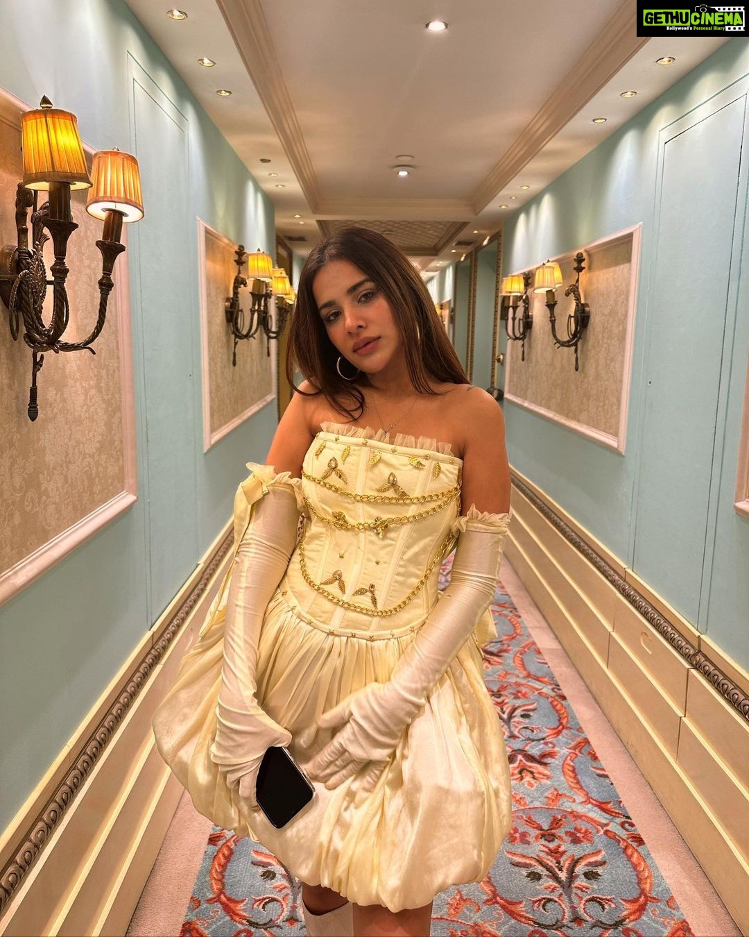 Sara Gurpal Instagram - #Sarakehndi Happy New Year everyone what’s your #NewYearsResolution ? #2023 . . Wearing : @thessarasshop