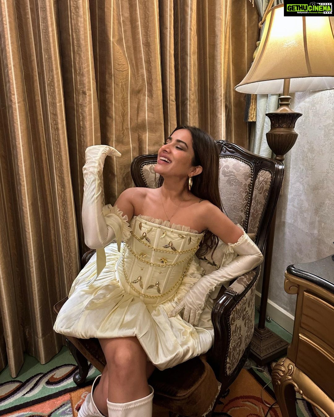 Sara Gurpal Instagram - #Sarakehndi Happy New Year everyone what’s your #NewYearsResolution ? #2023 . . Wearing : @thessarasshop