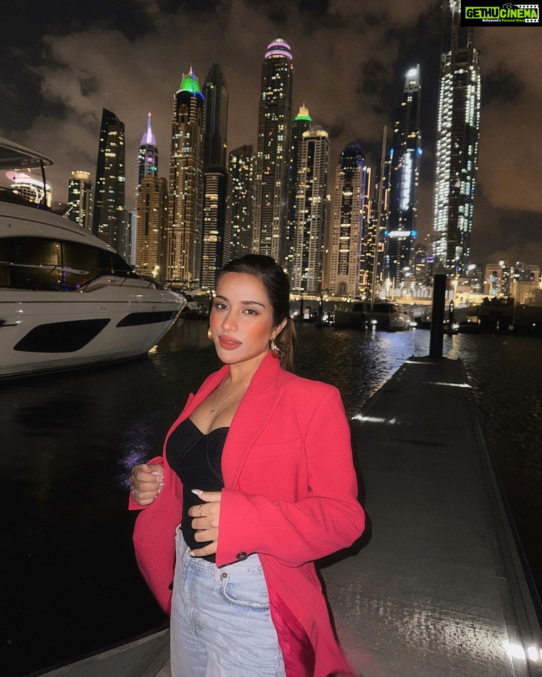 Sara Gurpal Instagram - #SaraKehndi Can you guess the location?? @chiaraking I will see you in London now ! Ugh