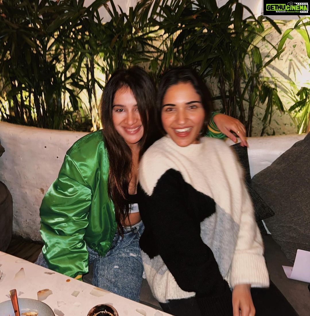 Sara Gurpal Instagram - #Sarakehndi The real flex is having real friends @ruhanisharma94 🪄 Far Away from Everyone