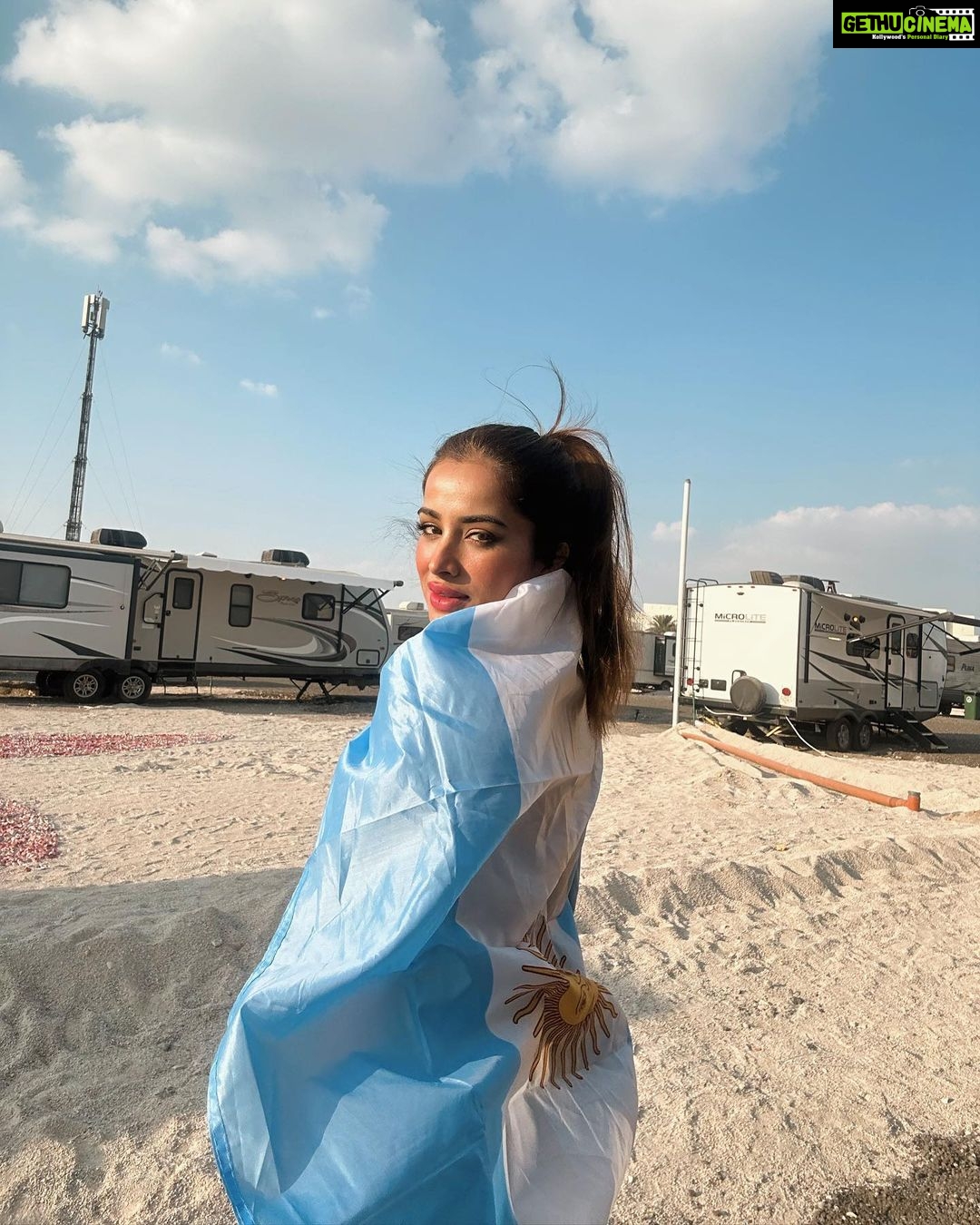 Sara Gurpal Instagram - #SaraKehndi #FifaWorldCup2022 #TEAmo @leomessi . . . New photographer in House @wanderer_mishra05 Qatar Doha
