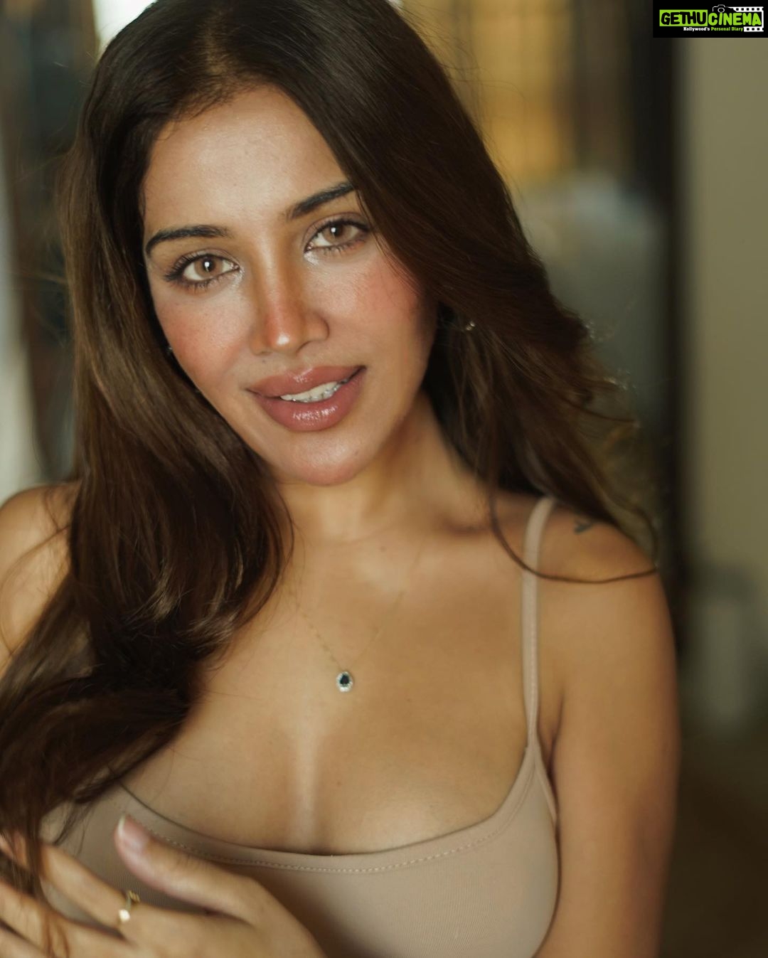 Sara Gurpal Instagram - #Sarakehndi bolosarara