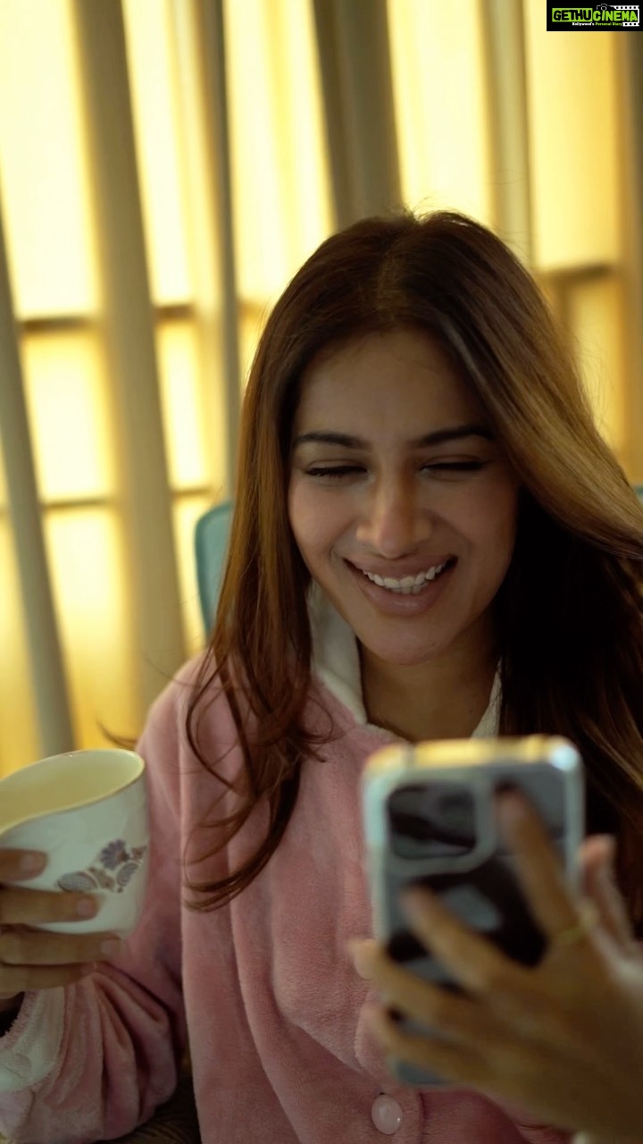 Sara Gurpal Instagram - #sarakehndi maine naa kabhi khaan hai kya? Batao 😜 Make your #1MinMusic reels using my audio and dedicate to your loved ones ♥️