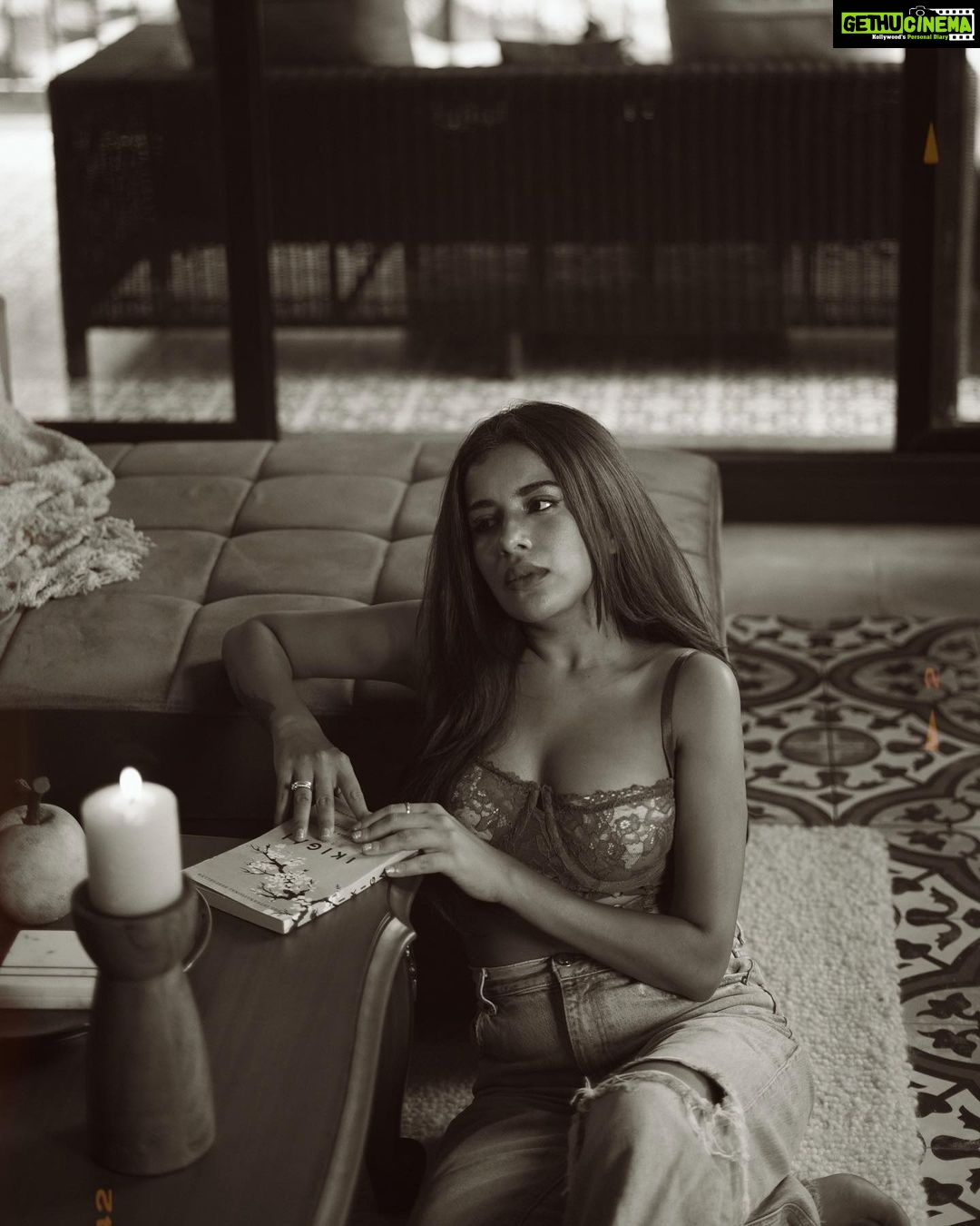 Sara Gurpal Instagram - #Sarakehndi Can you guess the book??? ! It’s my favourite one so far . . . 📍 @tisyastays Goa