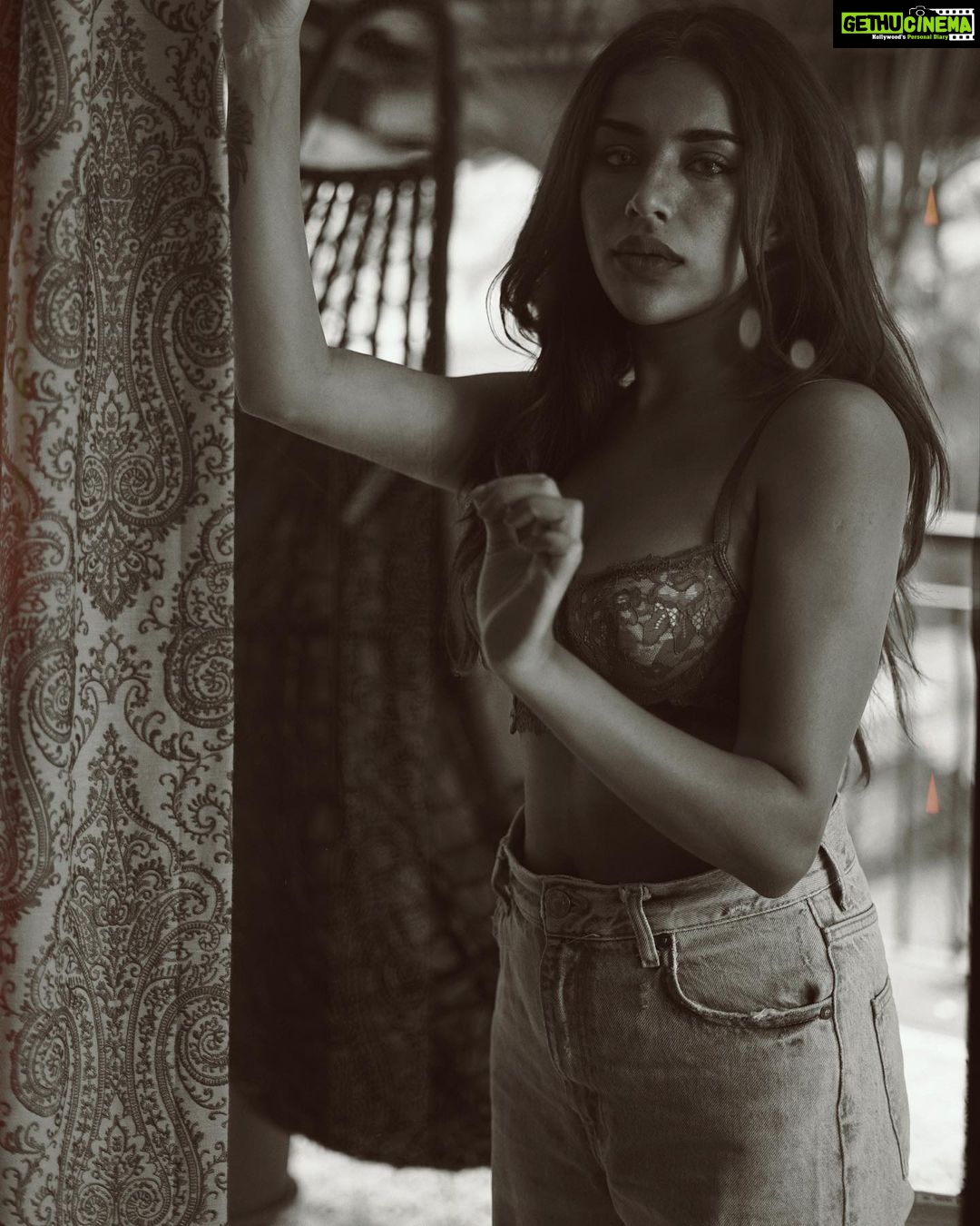 Sara Gurpal Instagram - #Sarakehndi Can you guess the book??? ! It’s my favourite one so far . . . 📍 @tisyastays Goa