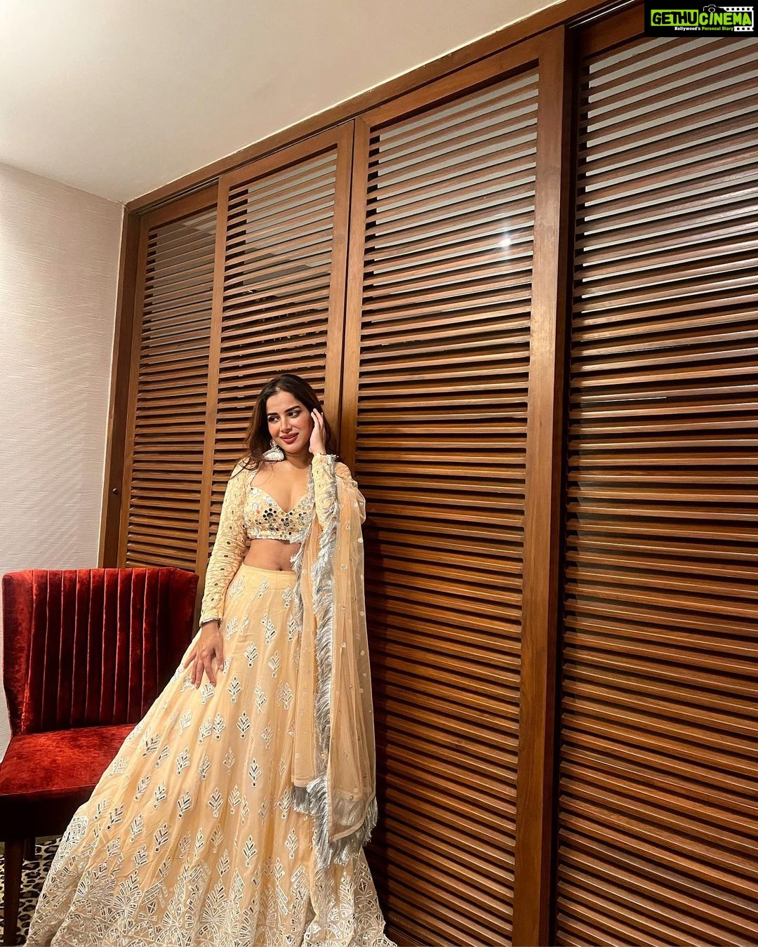 Sara Gurpal Instagram - #SaraKehndi Post show #ludhiana So grateful to everyone for appreciating ♥️ #ludhiana is always amazing 🥀 . . . . Wearing : @thessarasshop Earrings : @theurbanglitter