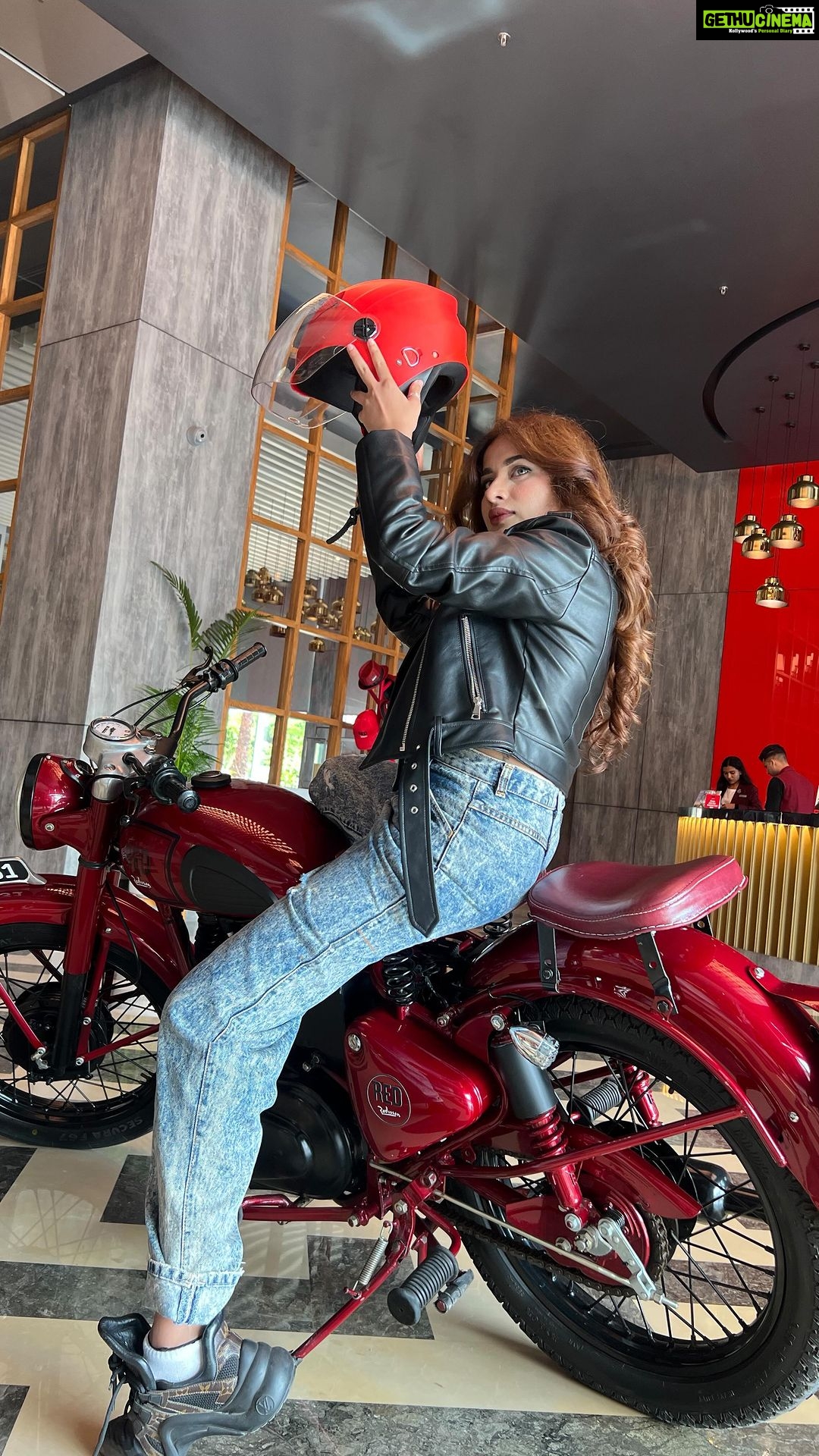 Sara Gurpal Instagram - Shadi se kis ka bhala hua hai. !?