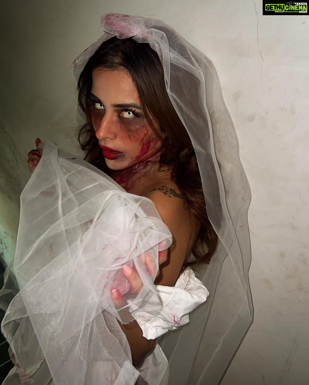 Sara Gurpal Instagram - #Sarakehndi Who wants to marry me now ?? . . Make up : by yourstruly . Creative head: @madhavi_xxi . . #halloween2022#halloween#bloodyBride#bloodymary#saragurpal#spooky