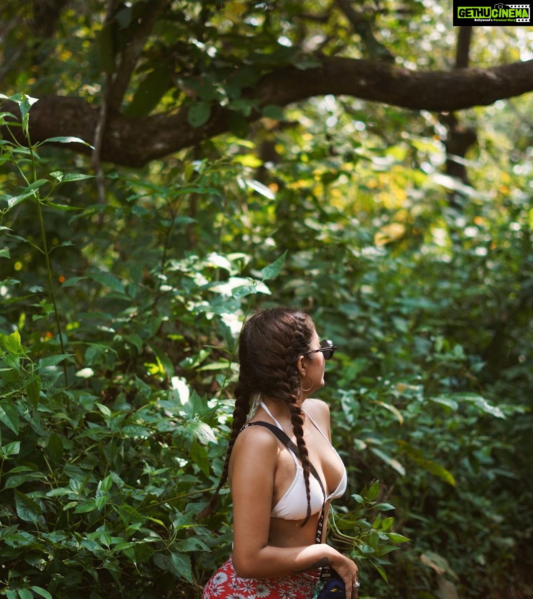 Sara Gurpal Instagram - #SaraKehndi What is your Wi-Fi password? Cause I have no service in this jungle !🤣 . . . . . 📸: @cinematic.dmn ✨