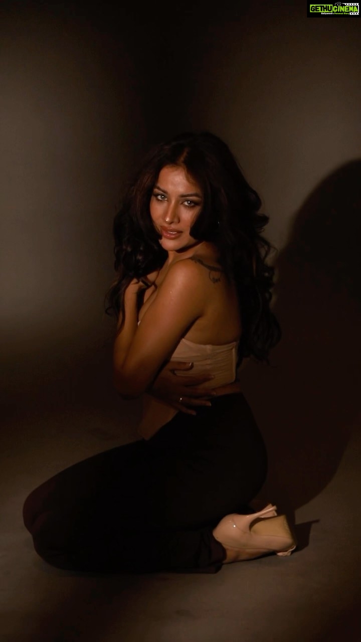Sara Gurpal Instagram - Honestly vibing on this song every single day @ap.dhillxn β€οΈβπ₯ . . .#SaraGurpal . . . . Make up : @kritikaaguptaa_ Hair : @hairfyvivek @piyushgautam_ @prince.puri.505 Styling : @thessarasshop assisted by @cal_me_pandit