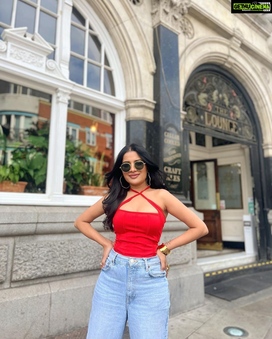 Sara Gurpal Instagram - #SaraKehndi Choose to be grateful, no matter what.#Blessed I’m thankful for nights that turned into mornings, friends that turned into family and dreams that turned into reality #saragurpal Wembley, London