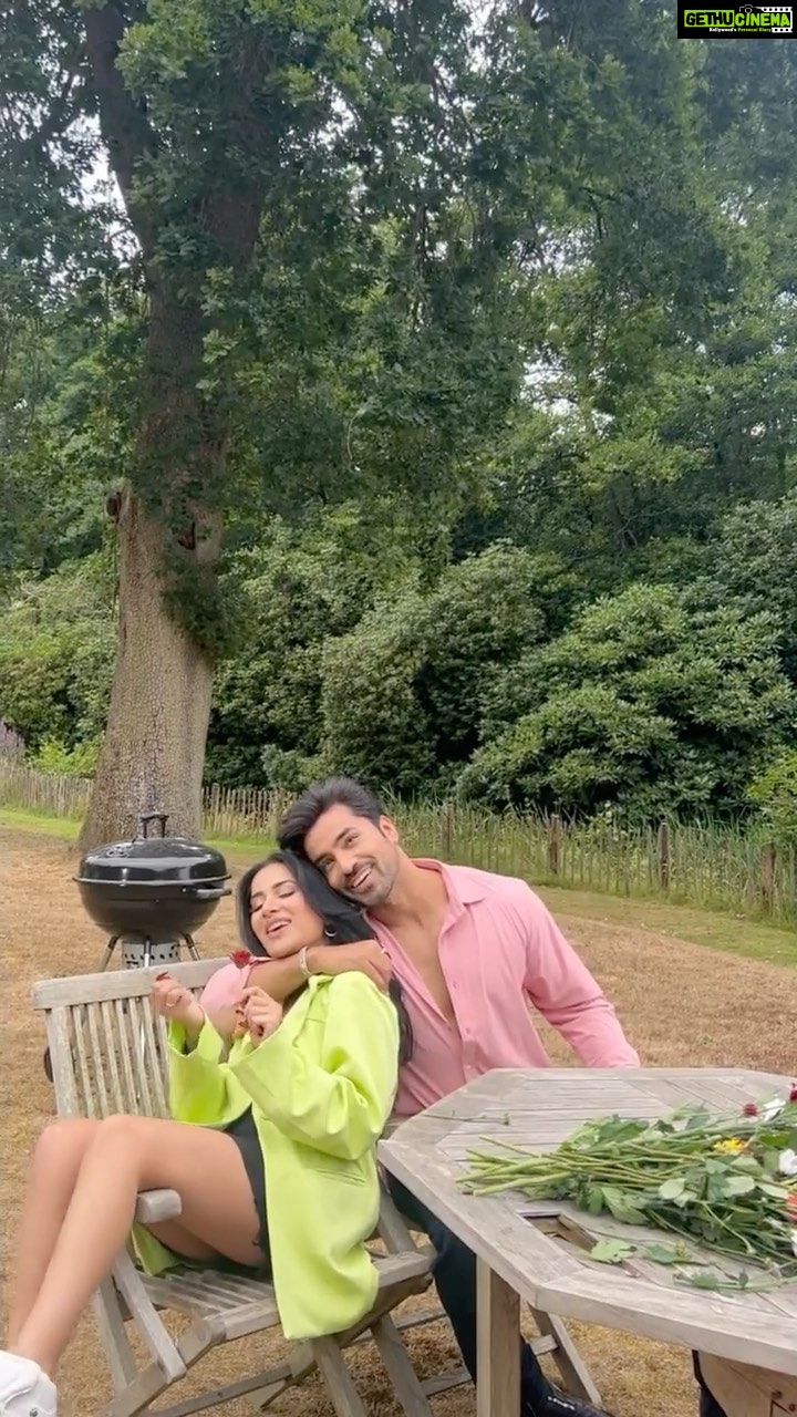 Sara Gurpal Instagram - Obsessed with this song and London 🧚🏾♂️🤍