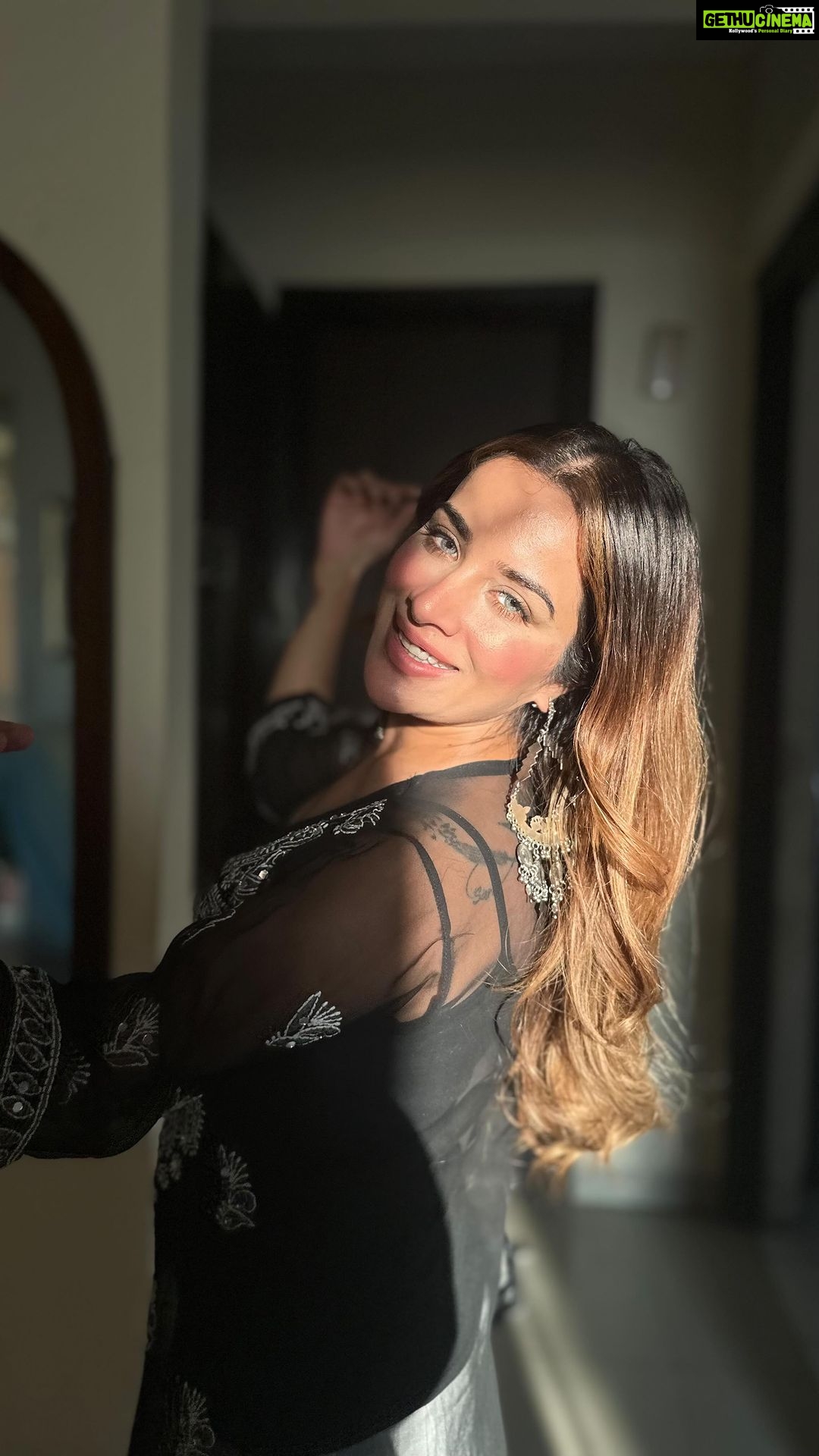 Sara Gurpal Instagram - #SaraKehndi love @thessarasshop
