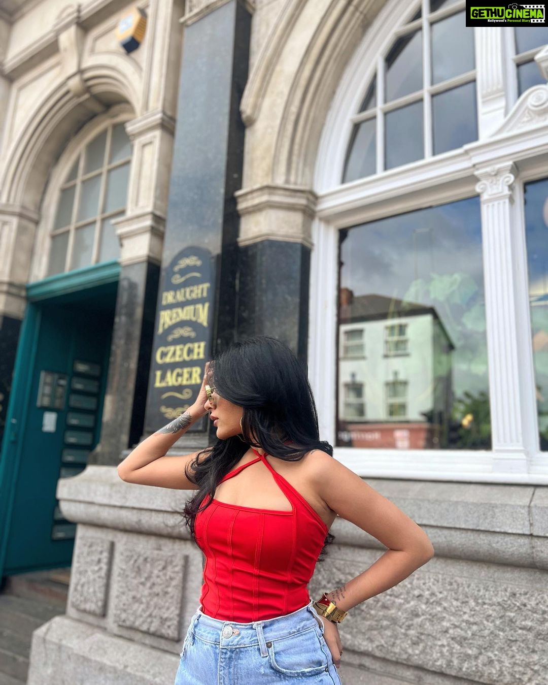 Sara Gurpal Instagram - #SaraKehndi Choose to be grateful, no matter what.#Blessed I’m thankful for nights that turned into mornings, friends that turned into family and dreams that turned into reality #saragurpal Wembley, London